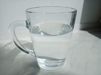 Alkotox pingue nun vaso de auga, experimenta o uso do produto