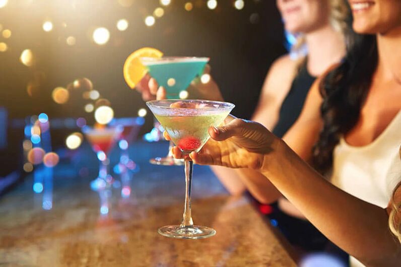 Algunhas bebidas alcohólicas son adecuadas para unha festa, pero non para reunións íntimas. 