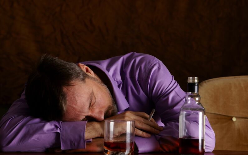 Un alcohólico que bebe en exceso non poderá superar a súa adicción por si só. 