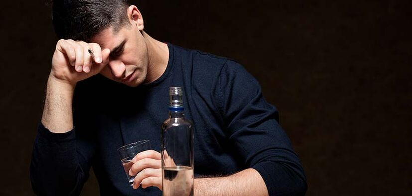 Un home bebe alcohol, como deixar de fumar, foto 1